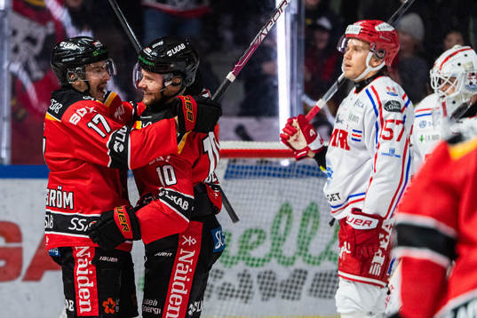 Luleås Isac Brännström jublar med målskytten till 1-0