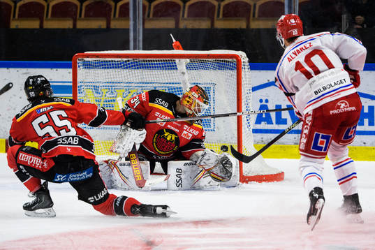 Timrås Robin Alvarez sätter 1-5 bakom Luleås målvakt