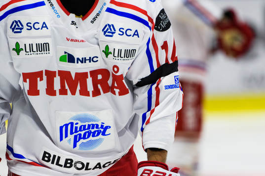 Timråspelare med sorgeband för att hedra Börje Salming