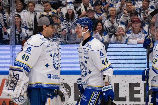 Leksands målvakt Mantas Armalis och Carter Ashton jublar