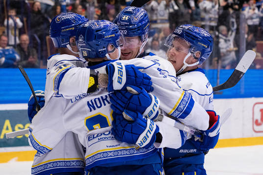 Leksand Patrik Noren jublar med lagkamrater