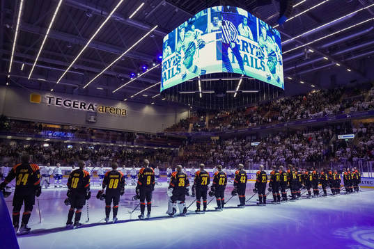 Leksands och Brynäs spelare vid en tyst minut för Börje