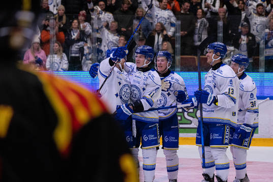 Leksands Martin Karlsson jublar med lagkamrater