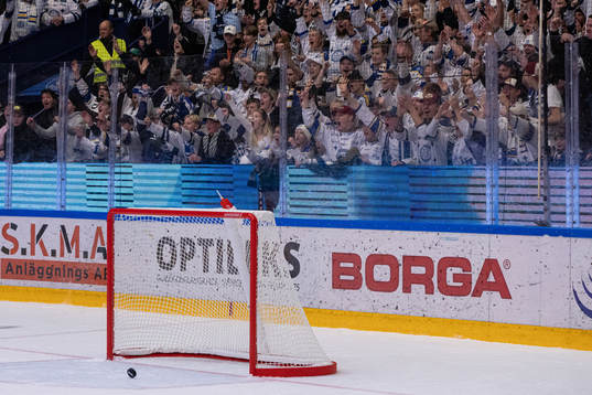 Leksand gör mål medan Brynäs tagit ut sin målvakt