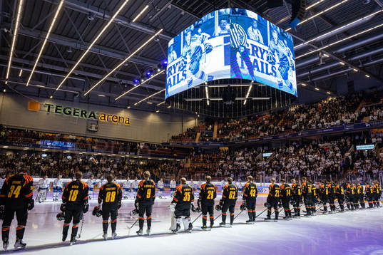 Leksands och Brynäs spelare vid en tyst minut för Börje