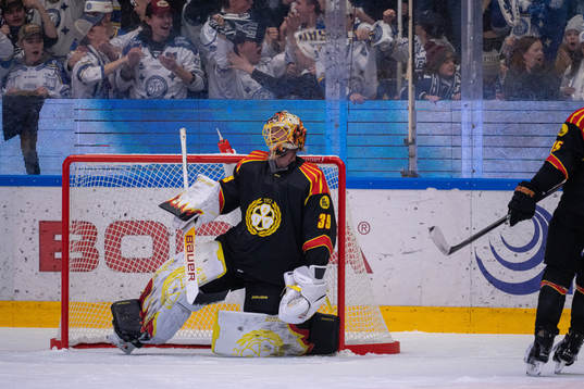 Brynäs målvakt Anders Lindbäck deppar