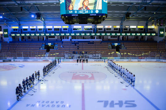 Lagen ställer upp för en tyst minut till minne av Börje