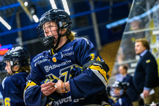 HV71s Agnez Svensson  med sorgband för att hedra Börje