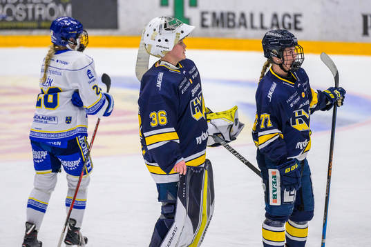 HV71s målvakt Anni Keisala tackar fansen