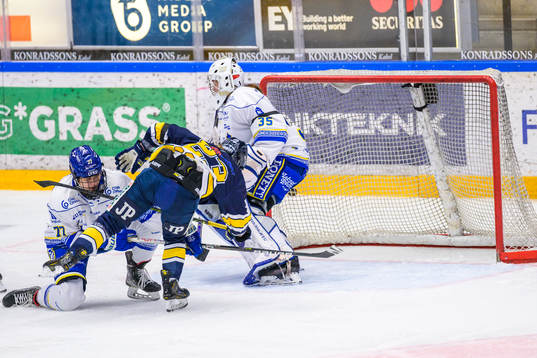 Leksands Tereza Radova och HV71s Sanni Hakala framför