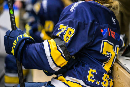 HV71s Elin Svensson bär sorgband för att hedra Börje