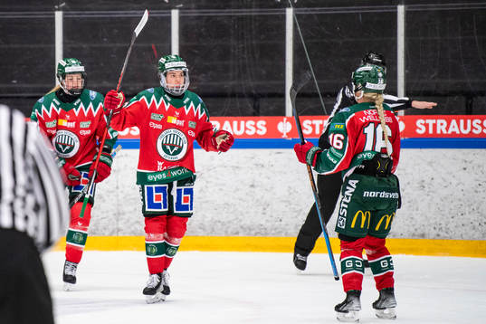 Frölundas målskytt Sarah-Eve Coutu-Godbout  (mitten)
