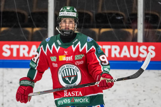 Frölundas Nellie Svensson innan ishockeymatchen i DamEttan
