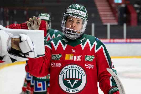 Frölundas målskytt Sarah-Eve Coutu-Godbout jublar