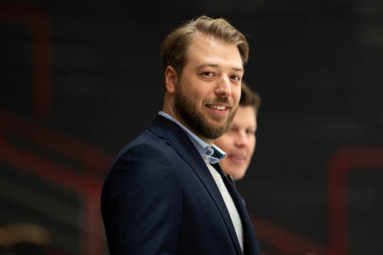 Frölundas assisterande tränare Marcus Anselm jublar