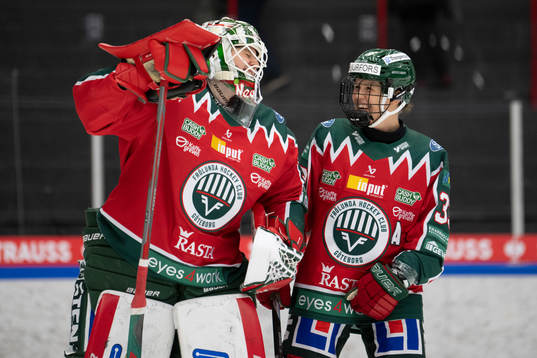 Frölundas målvakt Stephanie Neatby och Michelle Karvinen