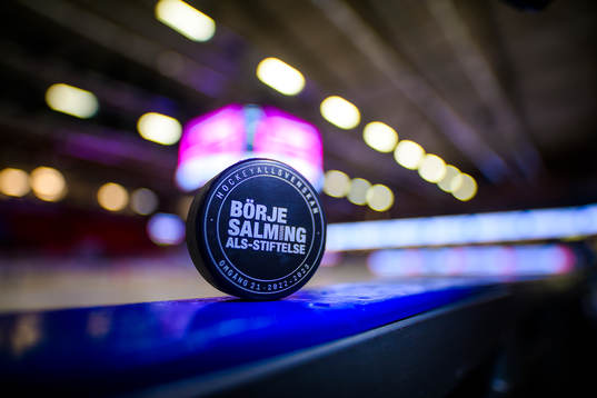 En puck med texten Börje Salming ALS-stiftelse på
