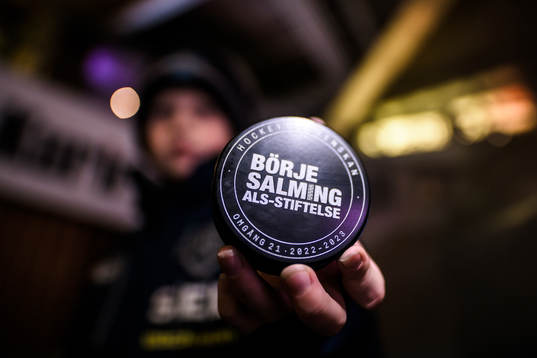 En puck med texten Börje Salming ALS-stiftelse på