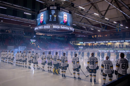 Lagen ställer upp för en tyst minut till minne av Börje