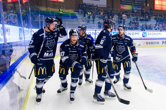 Karlskogas David Lindquist jublar med lagkamrater
