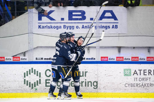Karlskogas Philip Eriksen jublar med lagkamrater