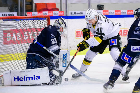 Karlskogas målvakt Lars Volden och Västerås Isak Skedung