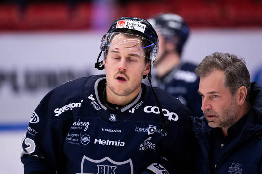 Karlskogas Viktor Lennartsson har ont