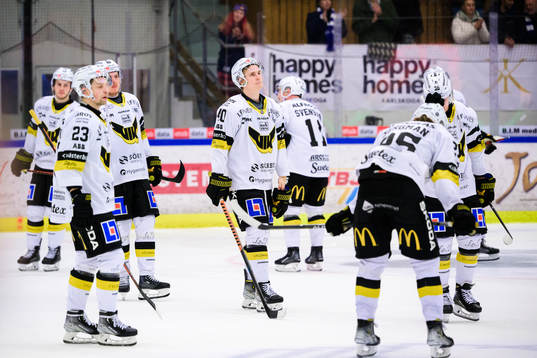 Västerås Isak Skedung deppar med lagkamrater
