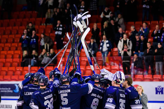 Karlskogas spelare jublar