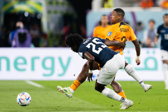 Steven Bergwijn of Netherlands and Jackson Porozo of Ecuador