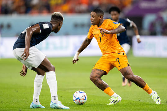 Steven Bergwijn of Netherlands against Felix Torres of