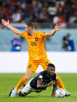 Moises Caicedo of Ecuador and Teun Koopmeiners of