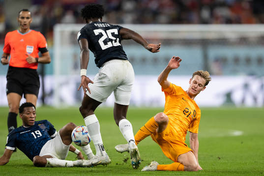 Gonzalo Plata and Jackson Porozo of Ecuador against Frenkie