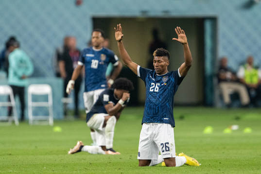 Kevin Rodriguez of Ecuador pray