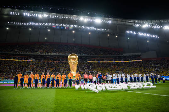 Players of Netherlands and of Ecuador lined up
