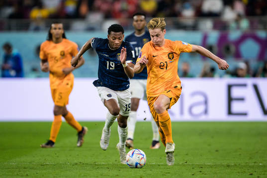 Gonzalo Plata of Ecuador and Frenkie de Jong of Netherlands