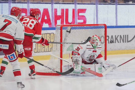 Modos målvakt Marcus Nygren med en räddning