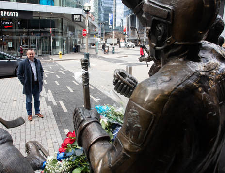 A passerby takes a moment at a statue of the late Börje