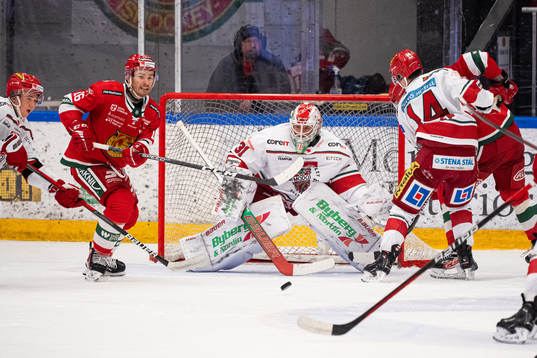 Moras Kevin Hancock och Modos målvakt Marcus Nygren