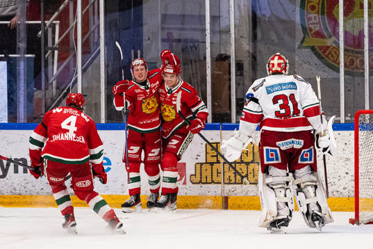 Moras Petter Vesterheim jublar med lagkamrater