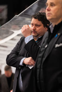 Modos tränare Mattias Karlin