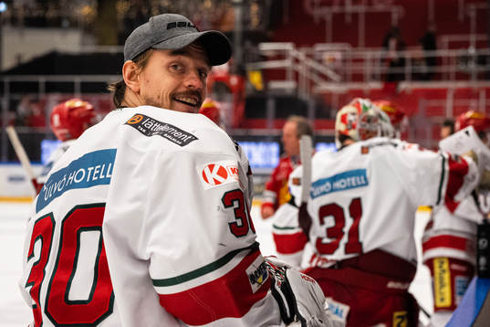 Moras målvakt Kari Piiroinen jublar