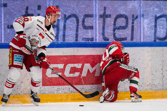 Modos David Bernhardt och Moras Anton Heikkinen som har ont