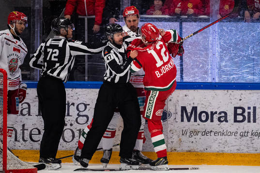 Modos David Bernhardt och Moras Filip Björkman i bråk