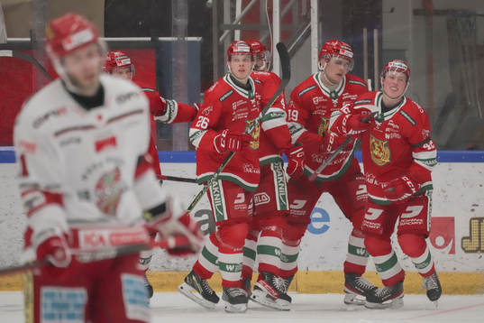 Moras Petter Vesterheim jublar med Isac Heens och Axel