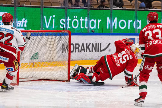 Moras målvakt Andreas Ljunggren räddar skott på mål
