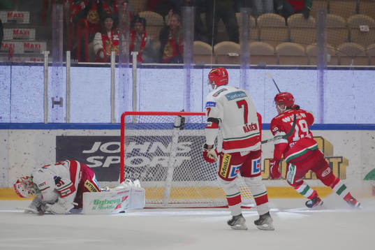 Moras Anton Heikkinen gör 1-3 på Modos målvakt Marcus