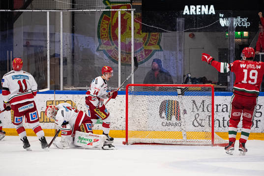 Modos målvakt Marcus Nygren och Anton Karlström deppar
