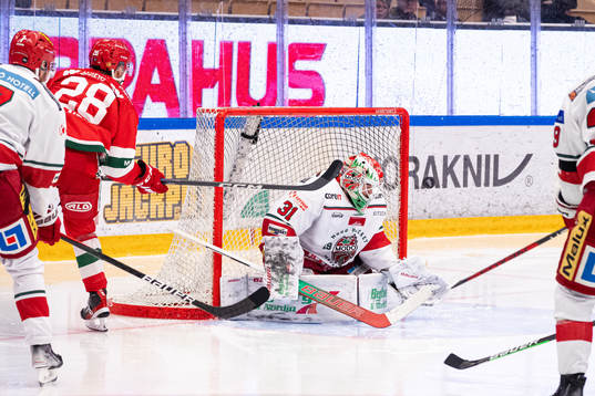 Modos målvakt Marcus Nygren räddar skott på mål