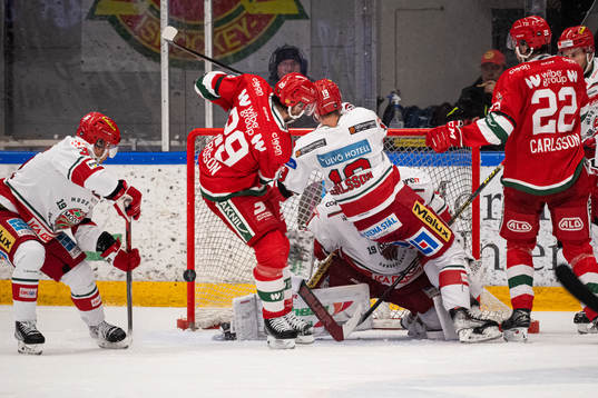 Moras Johan Persson, Modos målvakt Marcus Nygren och Erik